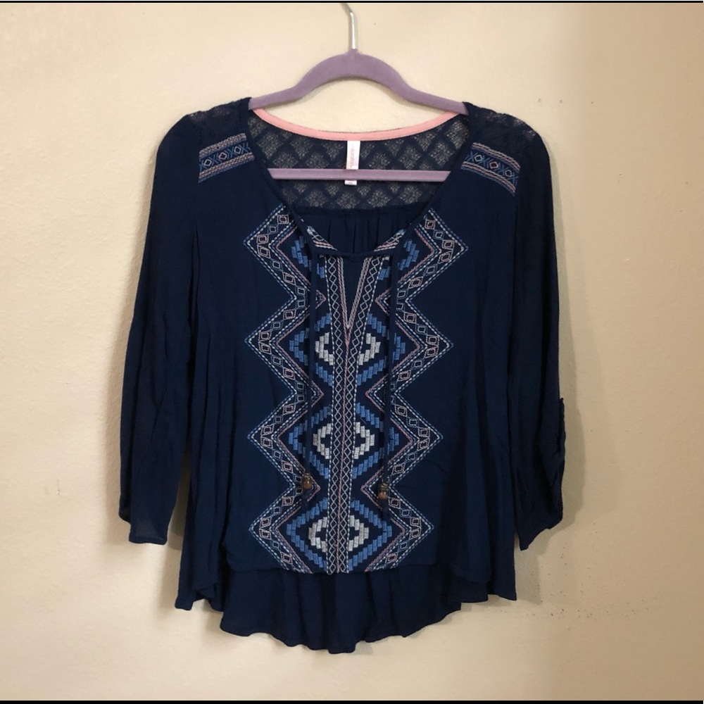 Embroidered 3/4 sleeve shirt